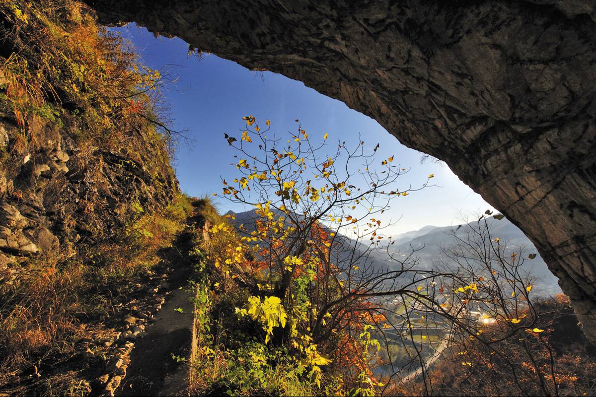 Montorfano: la mulattiera strappata alla roccia